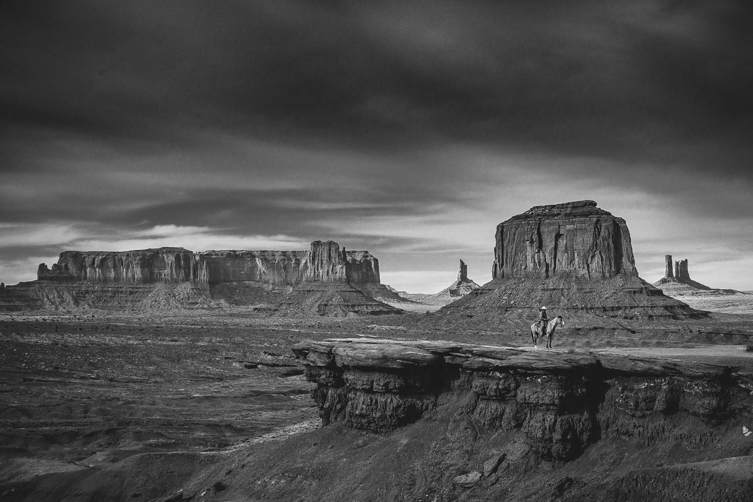 monument-valley-horse-black-white