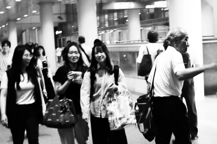 Faces in transit, where joy and fatigue coexist.   -   Rostos em trânsito, onde alegria e cansaço coexistem.